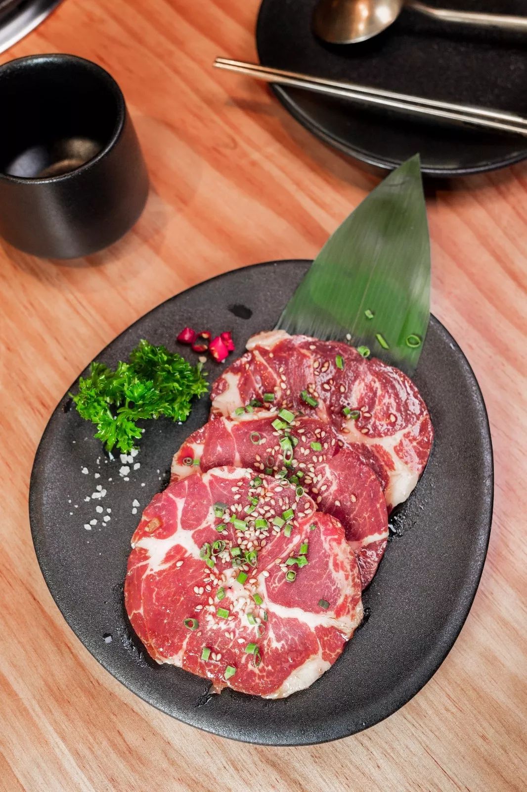 鹭岛超火的"山洞"烤肉,有道不加盐,不刷酱的招牌菜!