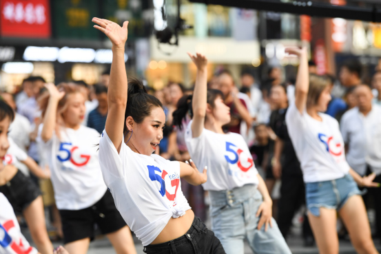 数十名青年解放碑快闪迎中国电信5g新时代