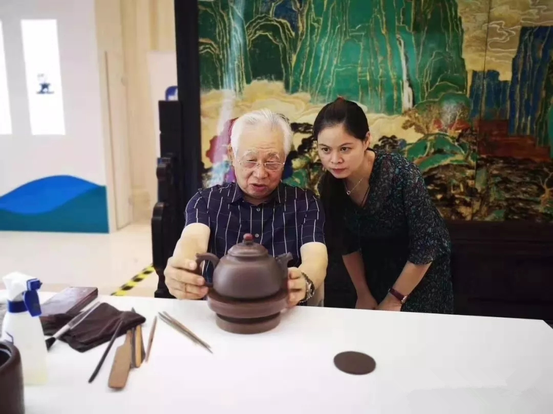 顾绍培,顾婷端详《华夏龙腾壶》坯体四海升平 吴永宽制同时,活动现场