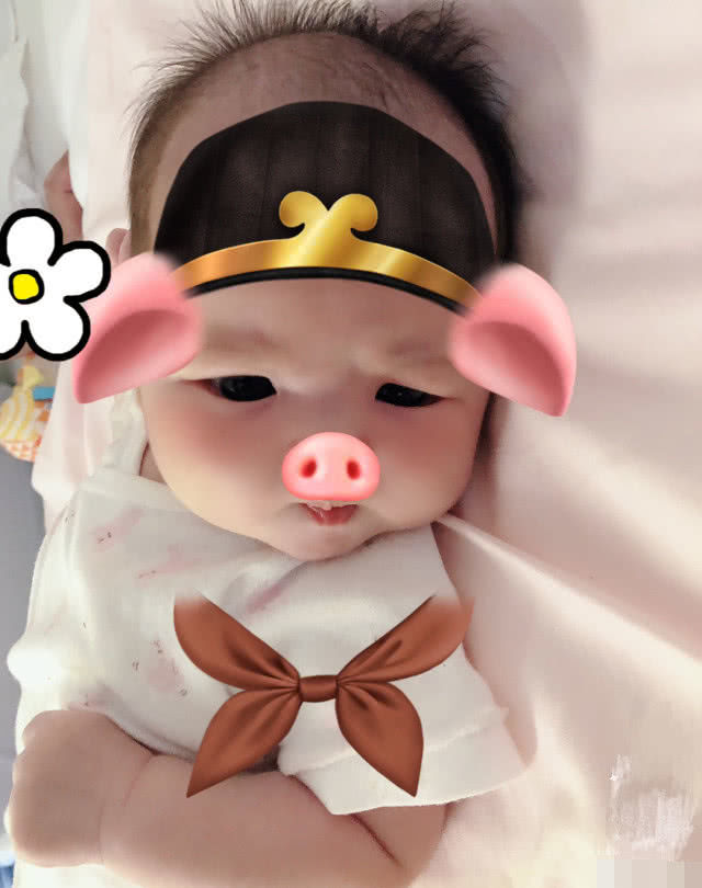 央视主持人红果果晒女儿熟睡照,小桔子模样好萌更像爸爸