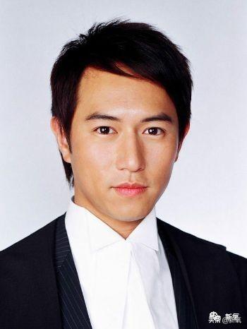 这个胖成球的眯眯眼男人是陈键锋脸大到顶黄宗泽两个