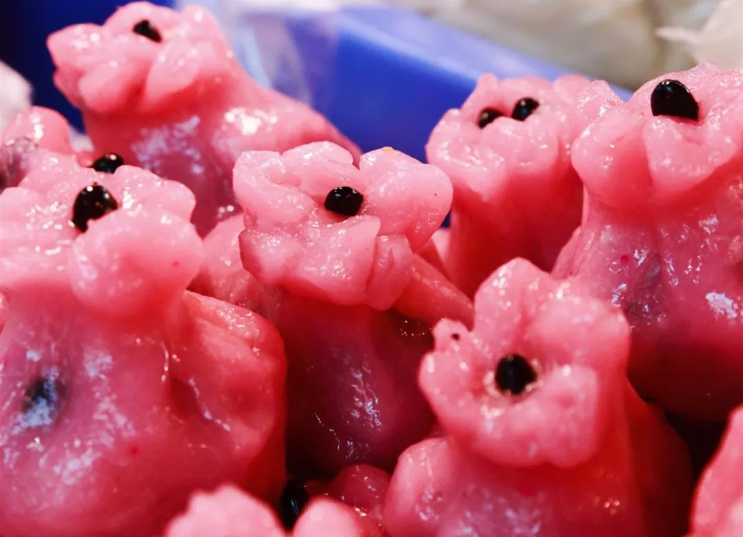 可以找到各种各样的潮汕小吃糕点,胡萝卜菜粿,香芋菜粿,花生酥,石榴粿