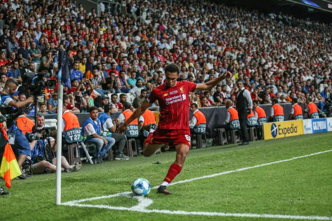 比赛第41分钟,阿诺德开出角球,马蒂普乱战中头球破门;第48分钟,萨拉赫