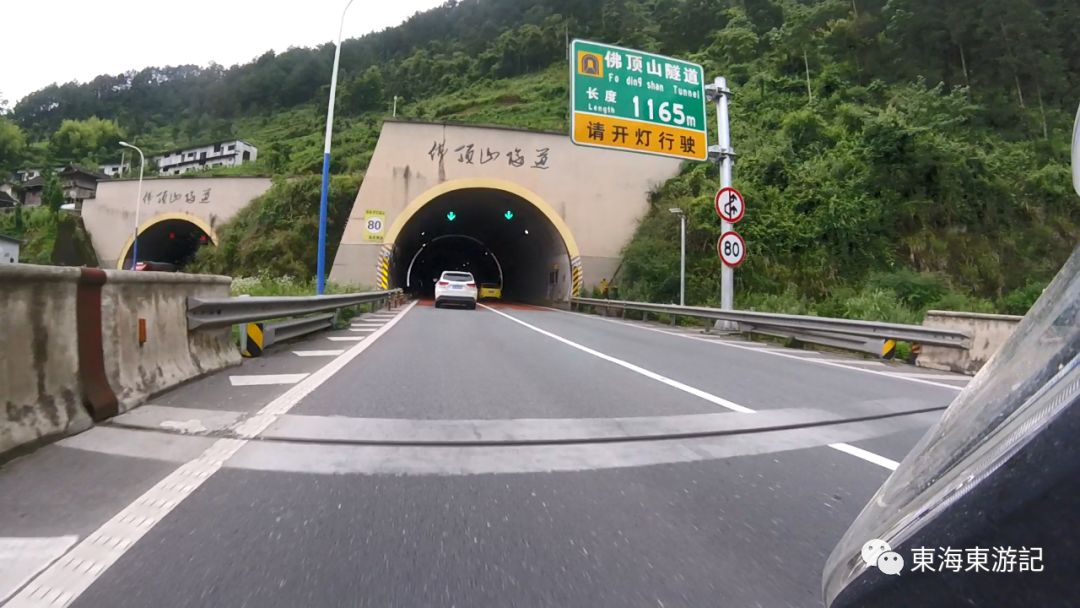 上高速没多久晴隆服务区到了,看天色云雾缥缈的,航拍著名的抗战72拐