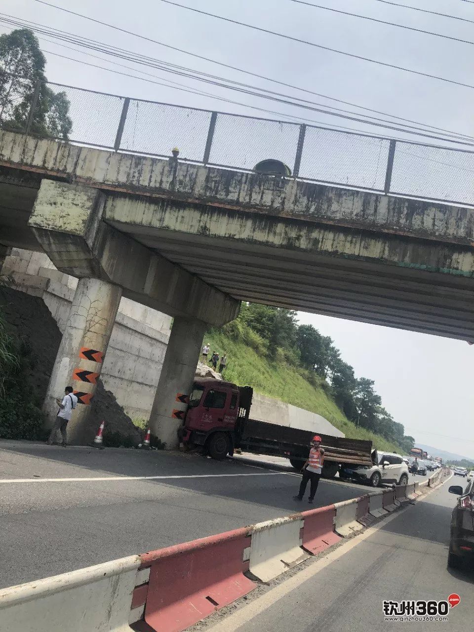 今天高速路大寺桥底一大货车撞上桥墩致多车追尾