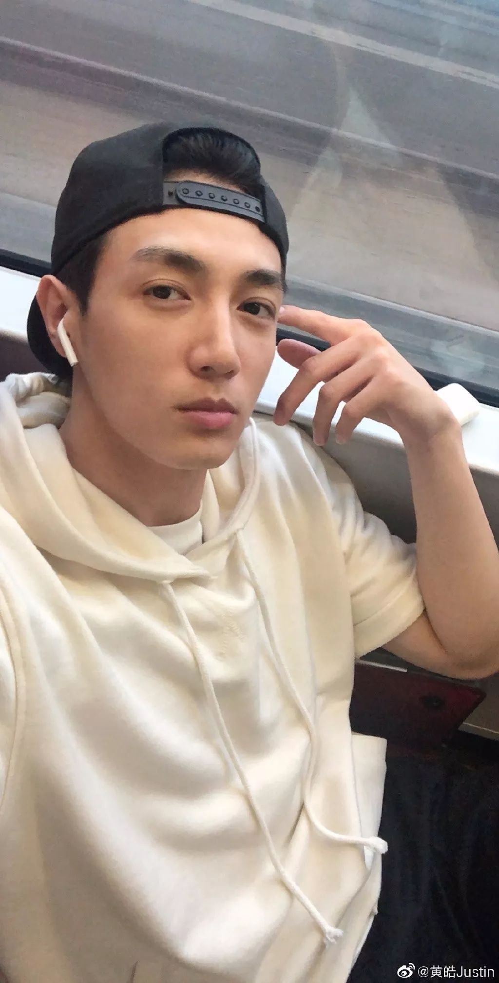 黄皓今年24岁,身高183公分,外形高大帅气,曾经担当过微电影的男主角