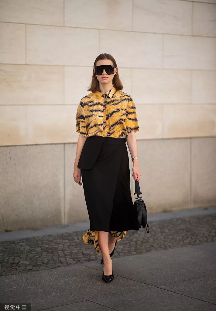 夏末初秋穿什么当然是最拉风的印花衬衫