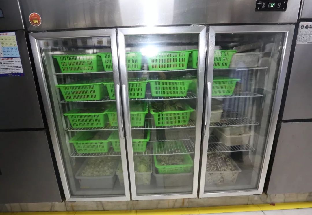 厨房整洁,无油污水池分类使用,按照色标管理冰箱摆放整齐三防设施索证