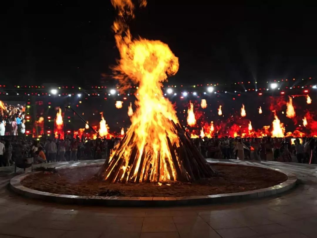 不忘初心牢记使命加快建设体现新发展理念的首府城市西昌火把节点亮