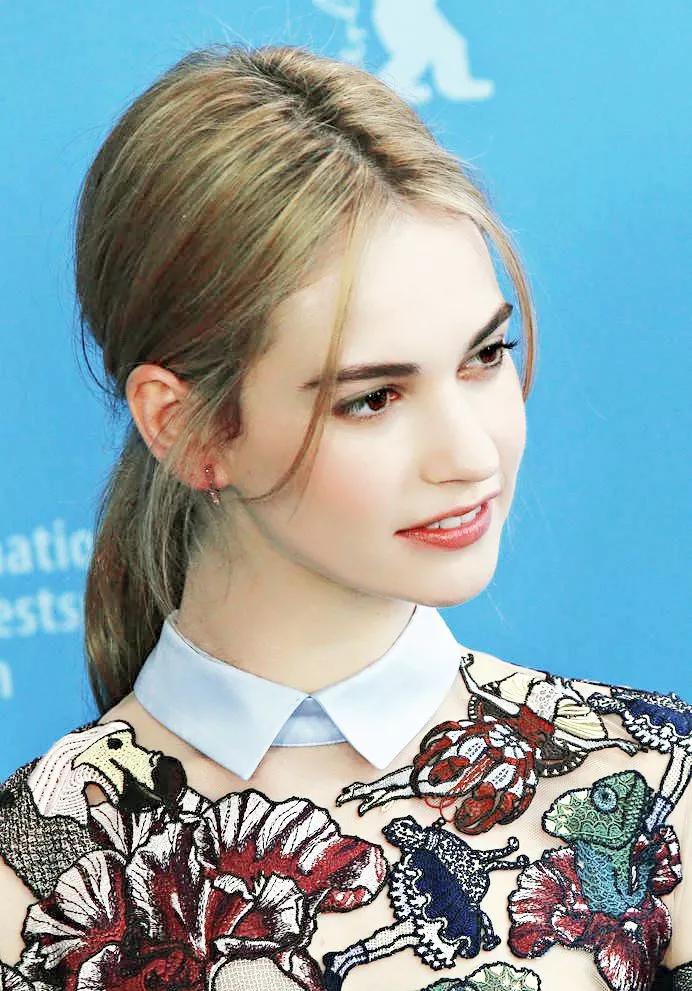 《唐顿庄园》里给人印象深刻的小仙女lily james的包包.