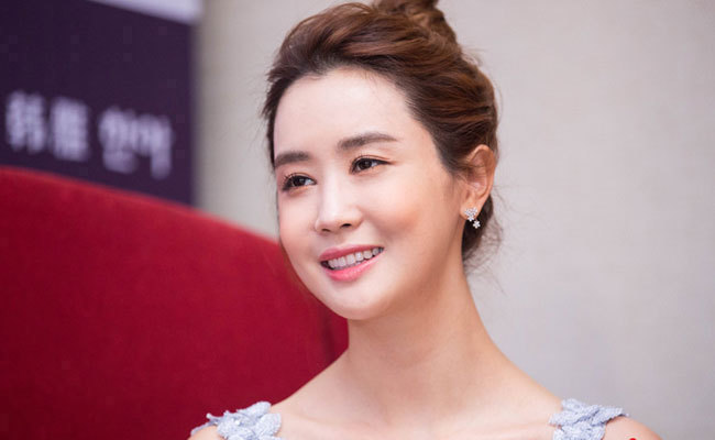 原创李多海出席活动外貌回春仿佛回到了我的女孩时期整容后脸曾变僵