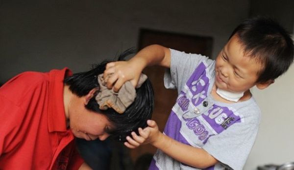 爸爸去世妈妈瘫痪留下6岁孩子顽强求生独自照顾重病妈妈