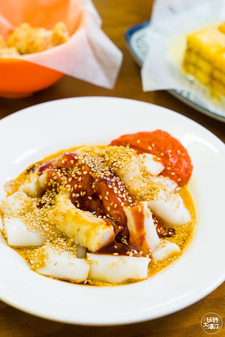 混酱肠粉-豆腐外脆内嫩,味道甜中带辣,咬开里面非常嫩,注意烫口!