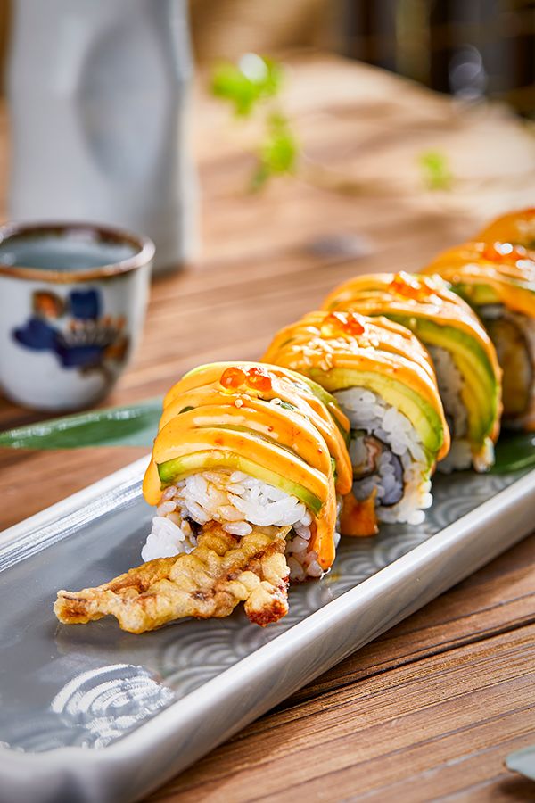 上一层厚厚的牛油果和芝士这款寿司卷是他家的招牌青寅招牌卷一口一个