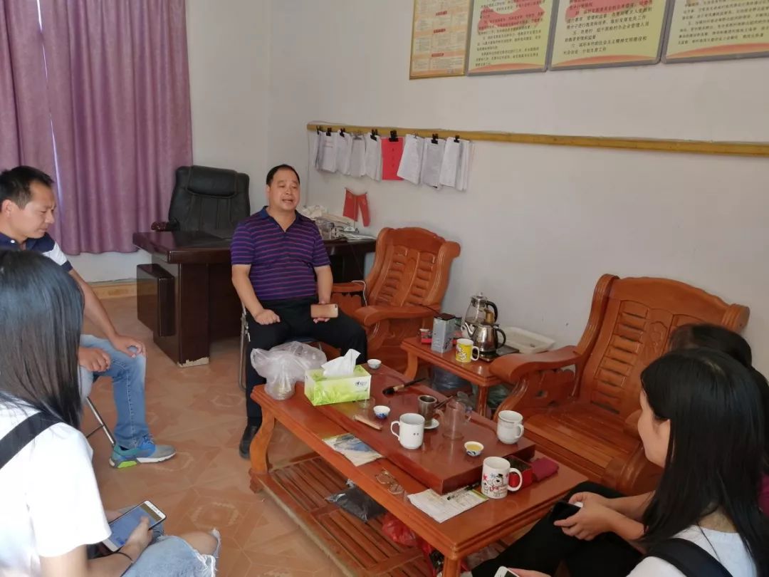 24日中午实践队联系到后山村村书记,开展了交流座谈会,通过当地村书记