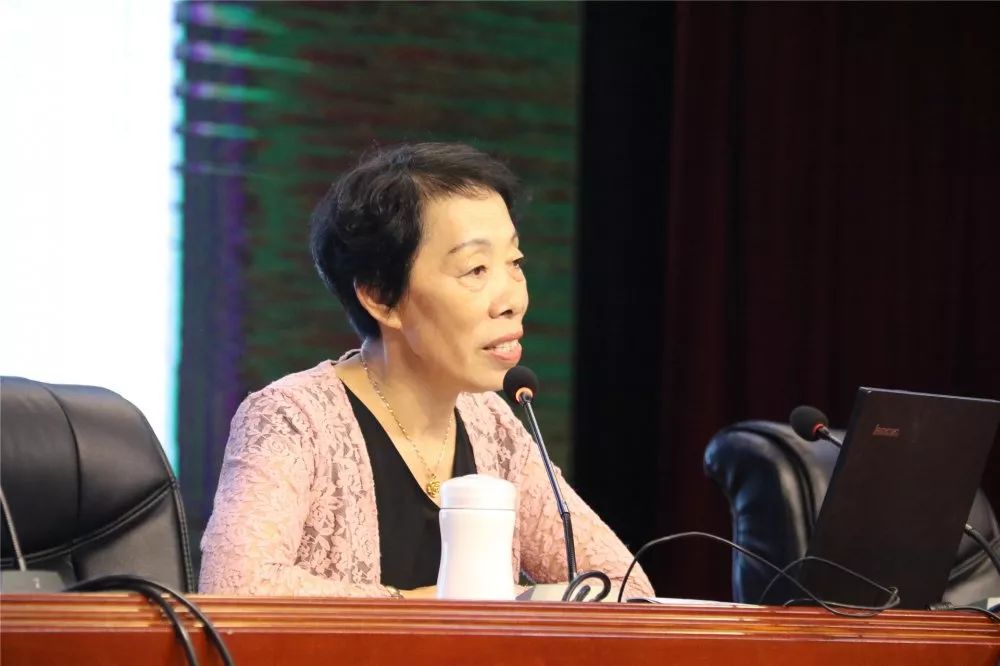 葛玲玲主任作讲座