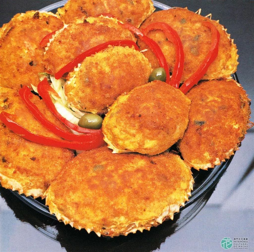 顺便看看"新八景",沿途还可以品尝澳门当地老字号小吃,地道葡国菜或者