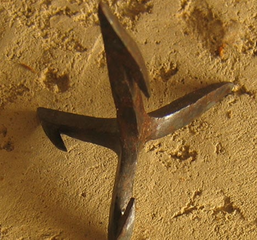 铁蒺藜有点像船上的锚,但这个是四角钉的形式.