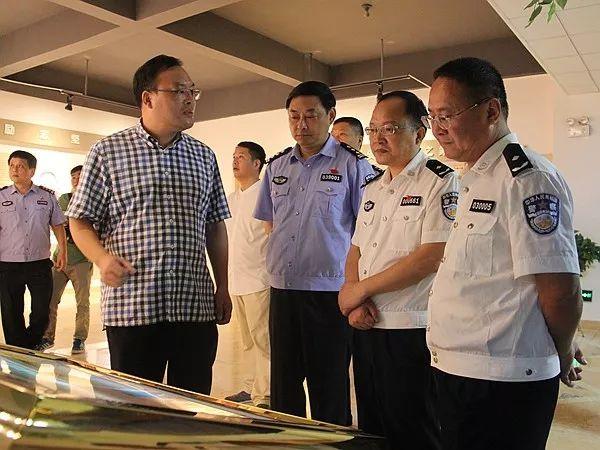 厅副巡视员张晓峰,省公安厅禁毒总队总队长,省禁毒办常务副主任吴益中