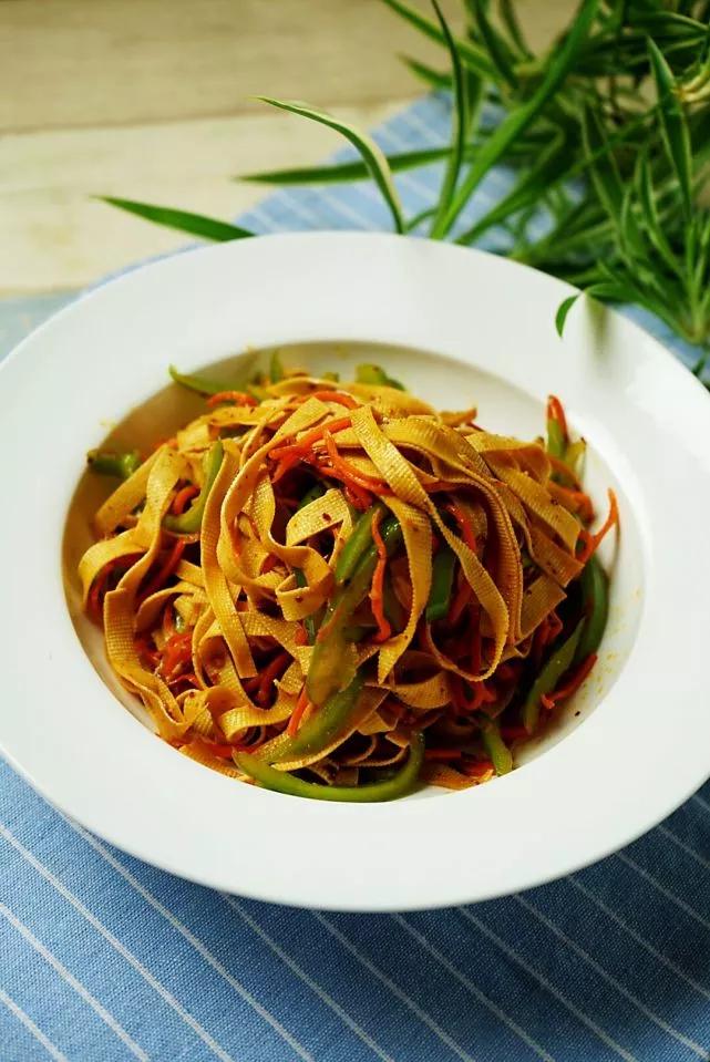 早餐炒菜怕费时?连洗带炒5分钟就出锅,这道豆皮小炒省时又好吃