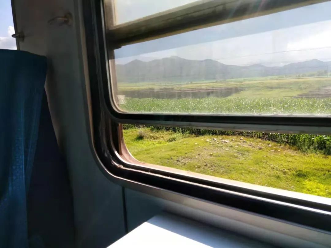 奔腾在大草原上从阿尔山坐绿皮火车到乌兰浩特