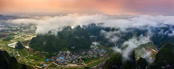 广西贺州钟山县境内的十里画廊以山奇水秀荷香和壮美气势,吸引了大量