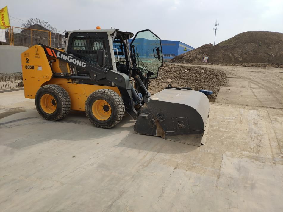 施工清扫专家柳工滑移装载机成用户首选