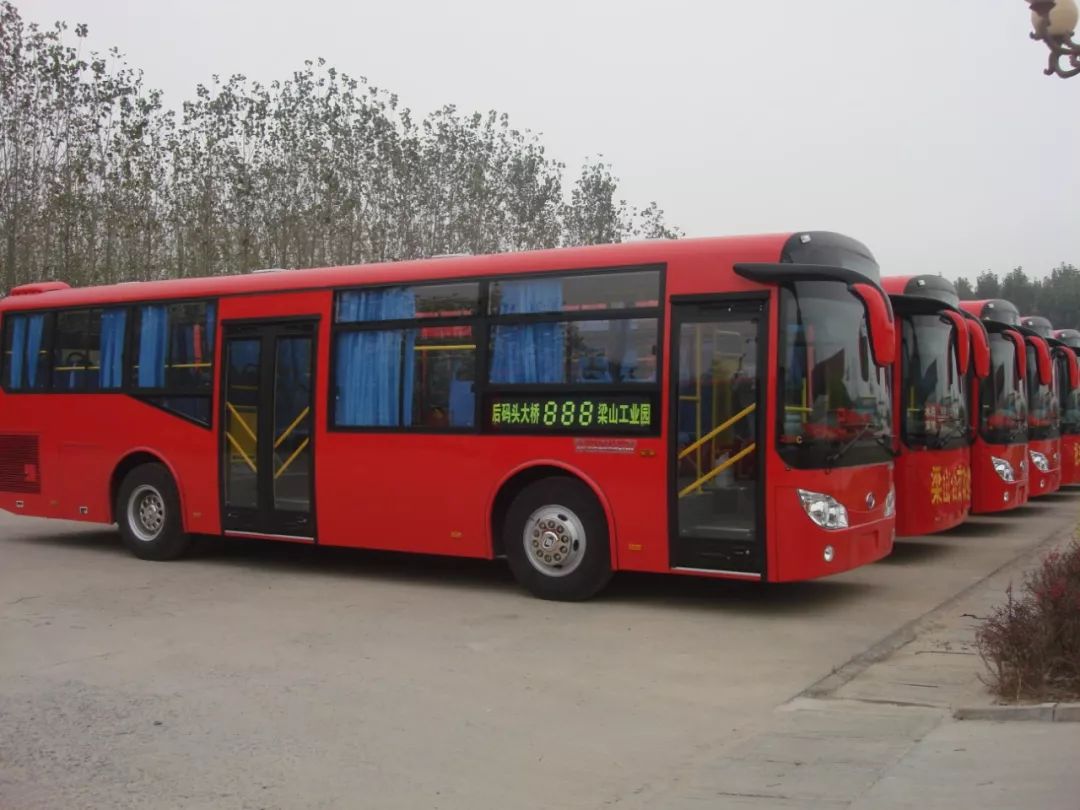 2017年,梁山公交停车场新能源公交车充电电桩02飞跃:从闭塞小城到