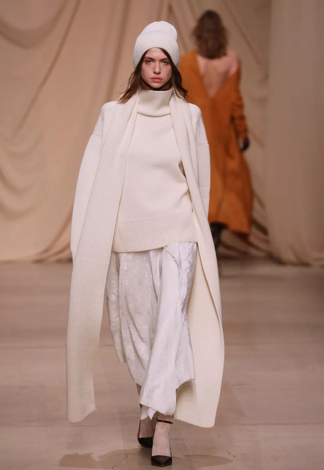 比如针织裙最简单的款式也能凸显