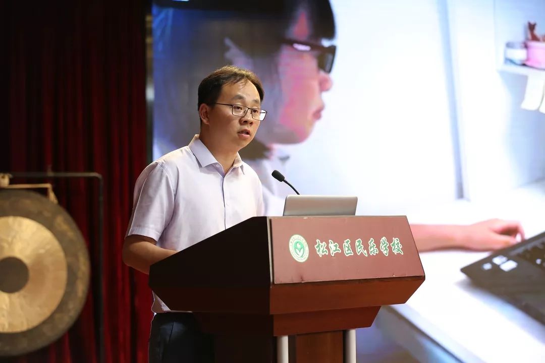 下半场由吴明老师主持的《信息化背景下的教研组建设》论坛请来了各