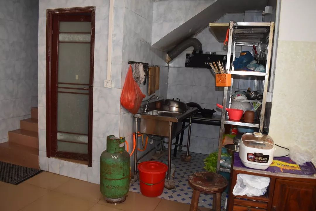 这几家"三合一"场所违规住人被查处_执法人员