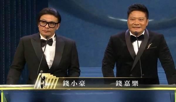 56岁钱小豪与俩儿子合影 宛如三兄弟 只是儿子们都没爸爸帅