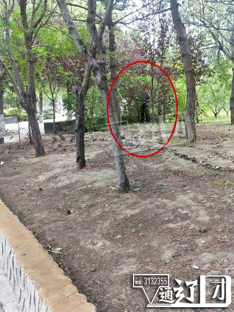 通辽变态光天化日对着美女路人摆弄下体必须曝光他