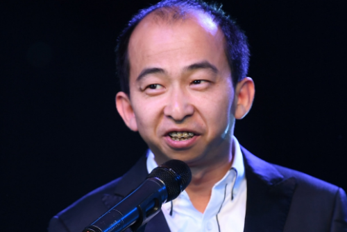 但这并不影响他收获美满爱情,妻子牟兴区同样是一名演员