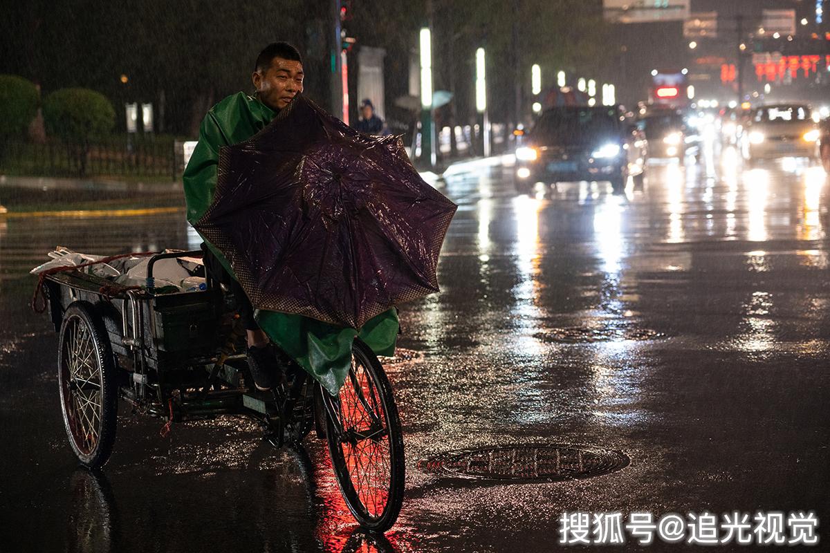 西安傍晚突降大雨,晚归市民措手不及,淋成落汤鸡