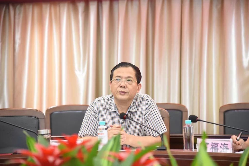 会议首先由洪亮校长阐述了星海小学体育特色课程改革的背景,他指出