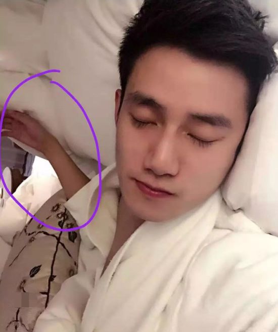 歪闻丨女人的小手阿哲柬埔寨发微博床上亮了