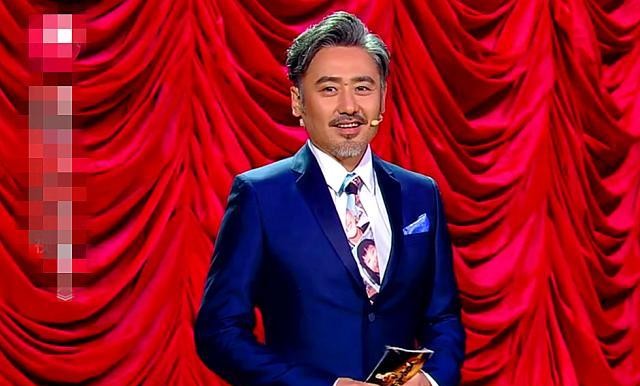 2015年4月25日,《欢乐喜剧人第一季》首播,主持人吴秀波,当时吴秀波和