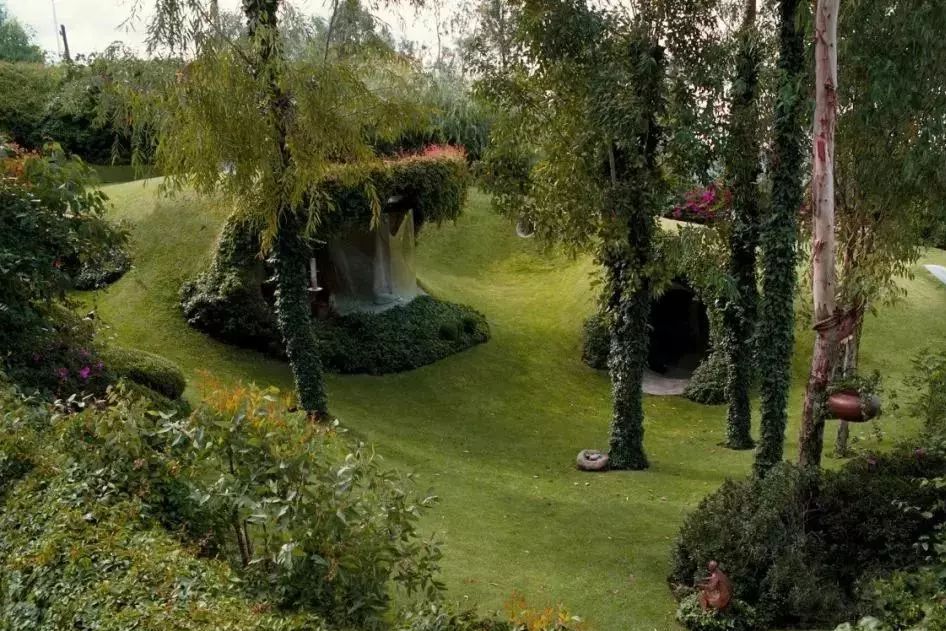 71岁的他像高迪一样疯狂,造了个让人心惊肉跳的蛇屋,震撼世界!