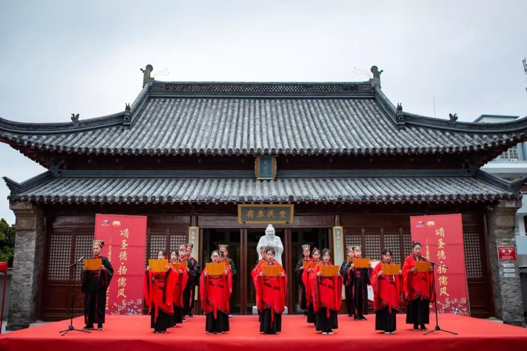 《禮運大同篇》禮儀生獻誦向孔子行叩拜禮16名禮儀生開啟祭典上午7:00