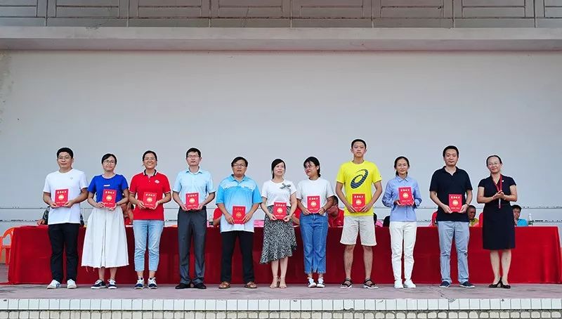 琼海市嘉积中学举行高一年级新生军训汇报总结大会