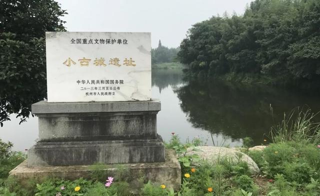 小古城遗址自然风光美如画全村有2000余亩的林地,2600余亩的茶园,1850