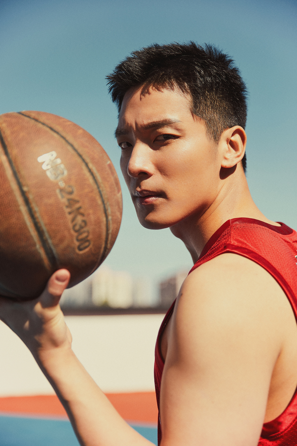 辰夫红色球衣写真曝光 运动风穿搭秒变活力潮男