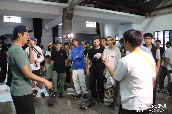 黑鞋队则有外籍滑手助阵,他们也信心满满包剪锤赢了先开始黑鞋队一番