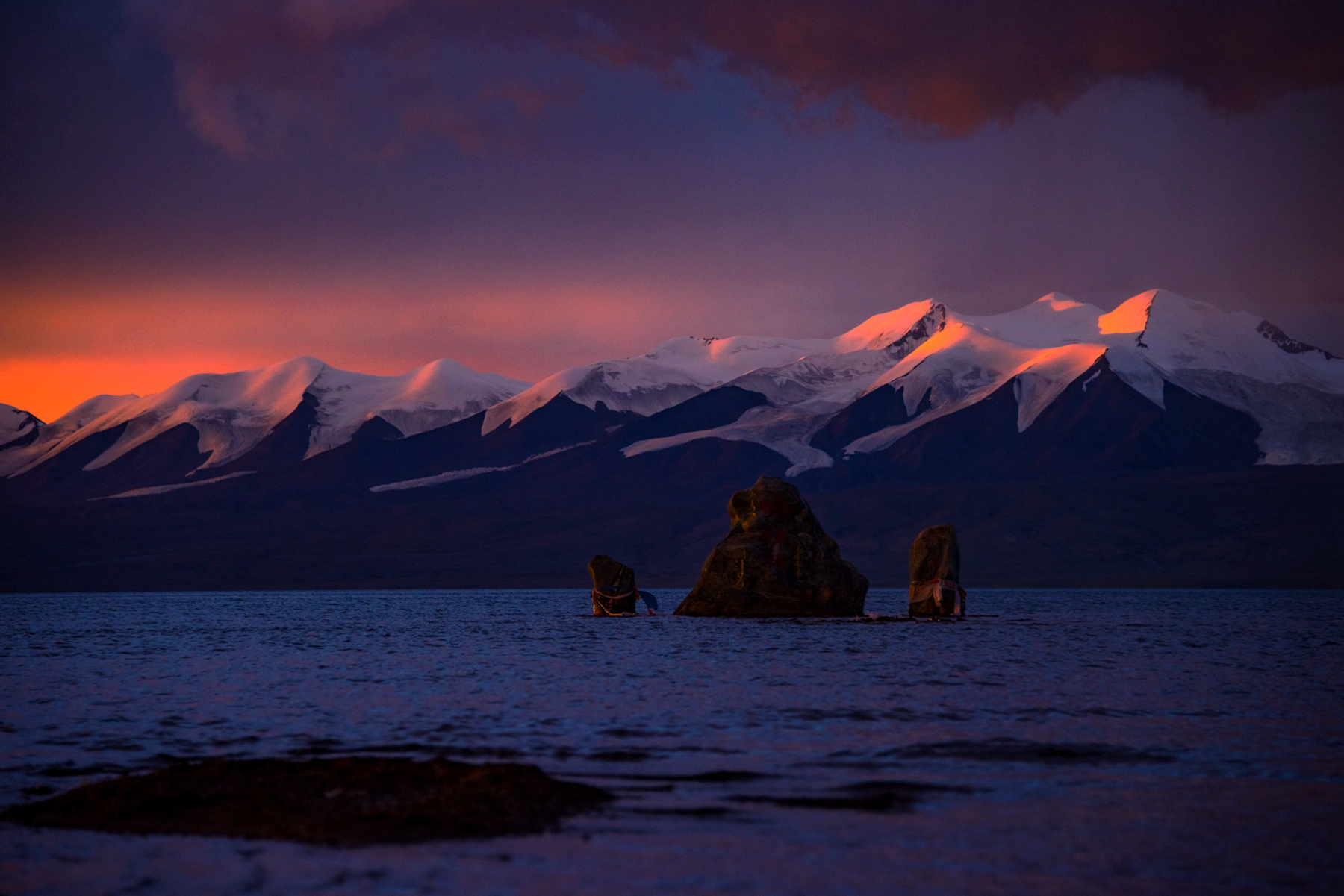 祁连山下寂静的黑海哈拉湖