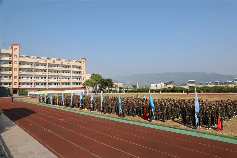 要做暴风雨中的海燕 不做温室里的花朵_军训