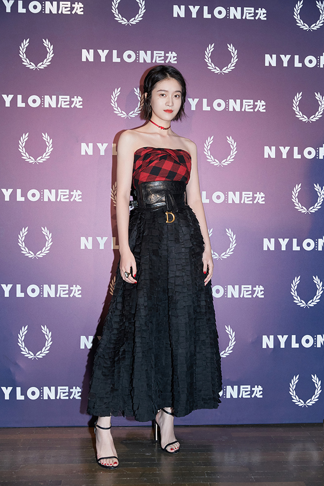 张雪迎超a亮相活动红唇泪痣妆塑造凌冽气场