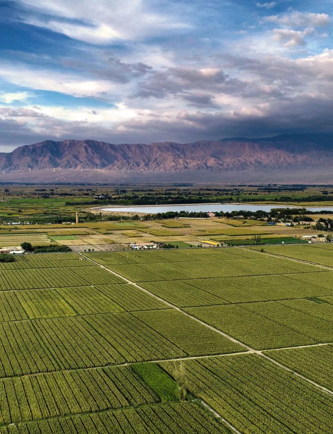 山,摄影师@李陈)隔开了北边的广阔沙海并称为走廊北山马鬃山,合黎山