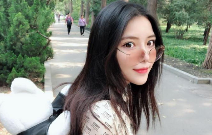 首个因开车被封的女主播,现在开始直接卖车?比王思聪还有排面