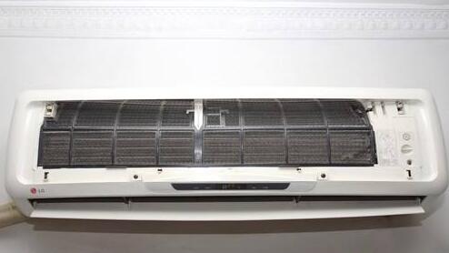 然后打开空调的室内机主板,观察蒸发器上边是否存在冷凝水,如果制冷